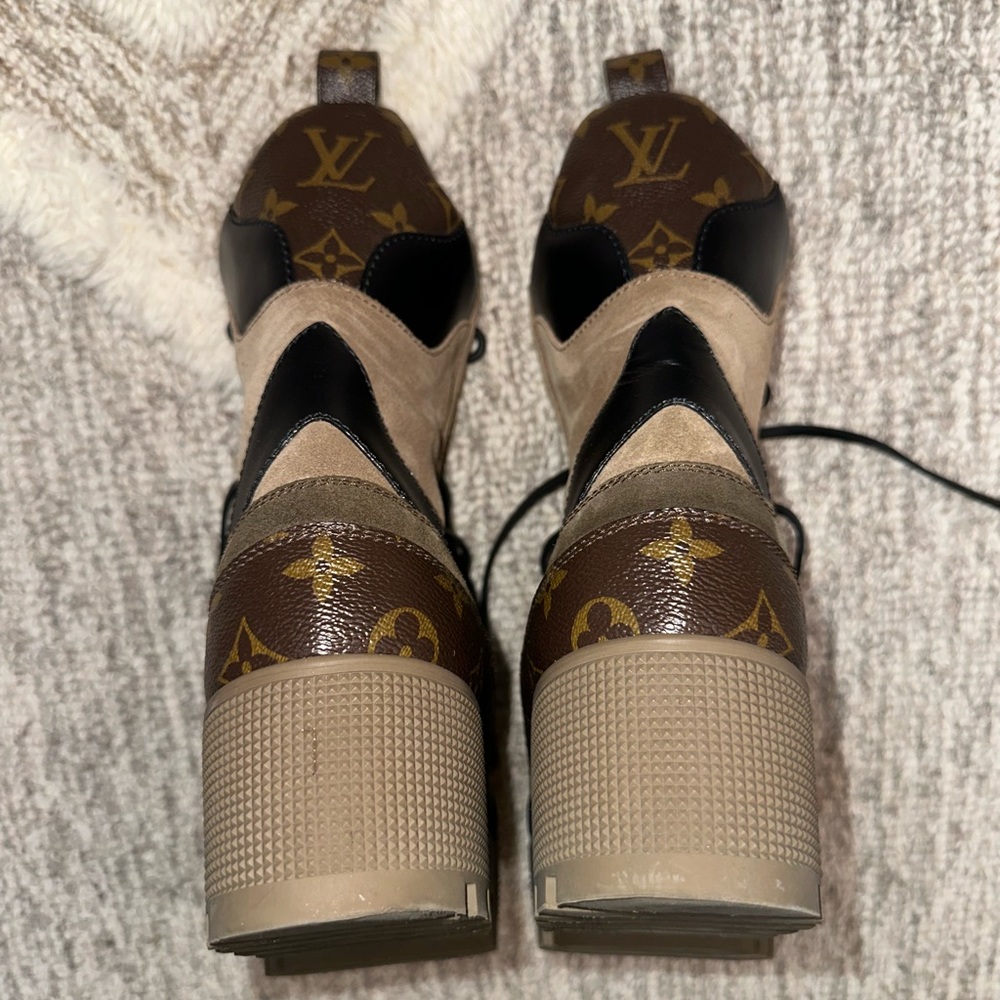 LOUIS VUITTON
Suede Calfskin Monogram Laureate Platform Desert Boots 39 Taupe - Picture 6 of 7
